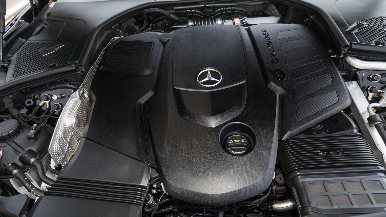 Ο 6κύλινδρος diesel κινητήρας των 2.925 κ.εκ. αποδίδει 286 ίππους και 600 Nm ροπής, με την κατανάλωση να μην ξεπερνάει τα 9,5 λίτρα, κάνοντας τη εντυπωσιακή Mercedes κατάλληλη ακόμα και για καθημερινή